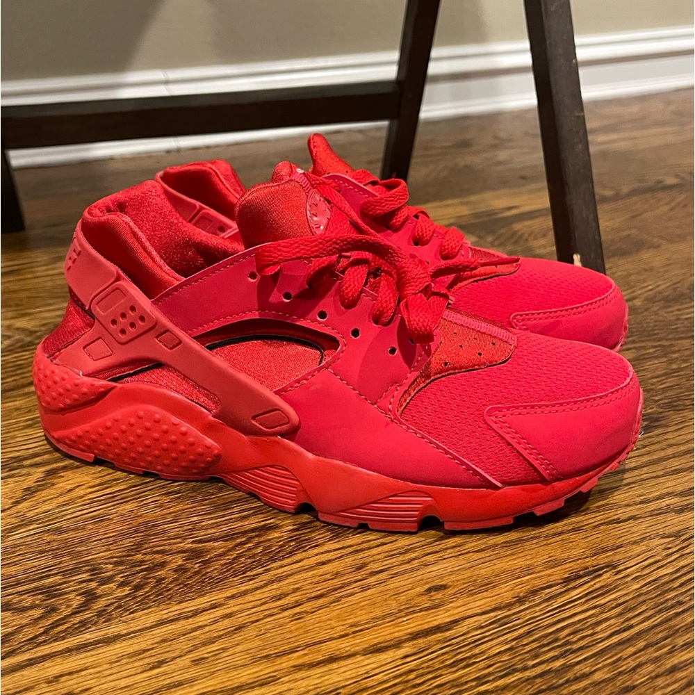 7.5 Women’s Nike Triple Red Huaraches 6y NWOB